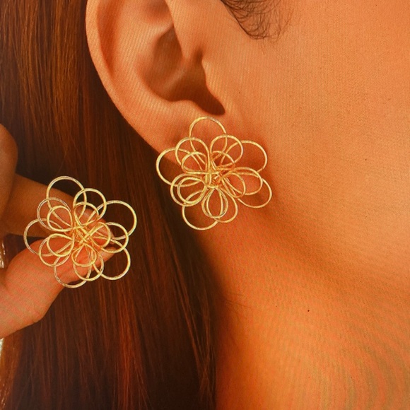 Jewelry - Delicate Gold Floral Wirework Stud Earrings - Women Jewelry
